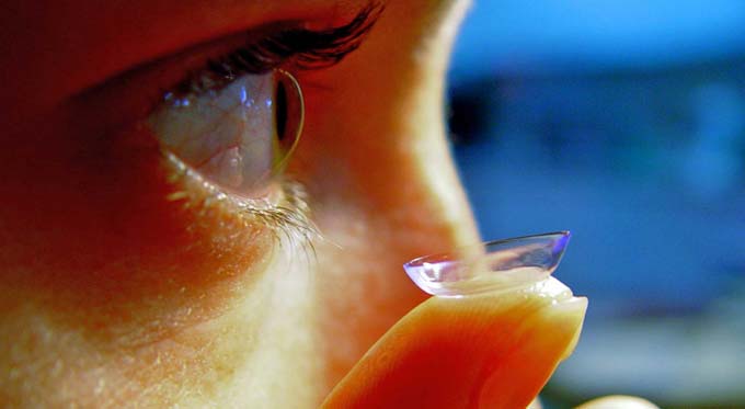 как надевать линзами