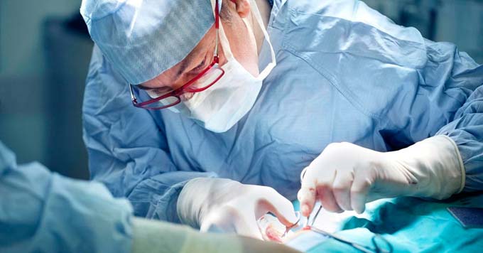 операция по удалению опухоли глаза