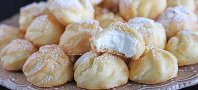 эклеры со взбитыми сливками