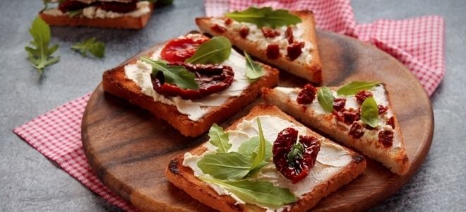 бутерброды с вялеными помидорами и творожным сыром бутерброды с вялеными помидорами и творожным сыром