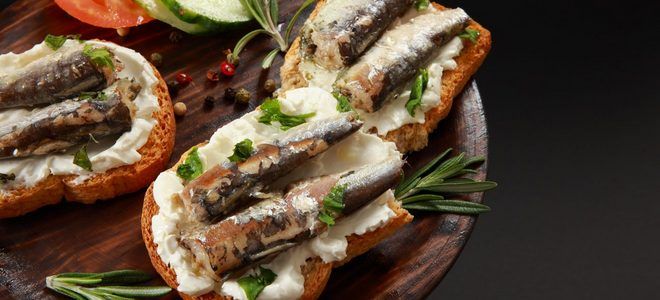 бутерброды с творожным сыром и шпротами бутерброды с творожным сыром и шпротами