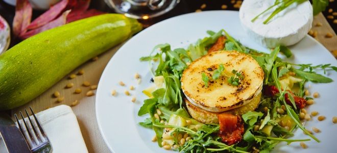 салат с жареным камамбером салат с жареным камамбером