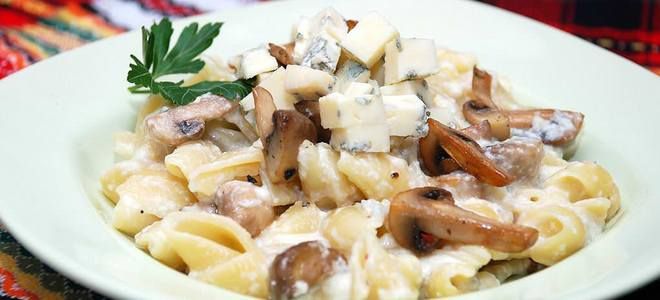 шампиньоны с макаронами на сковороде шампиньоны с макаронами на сковороде