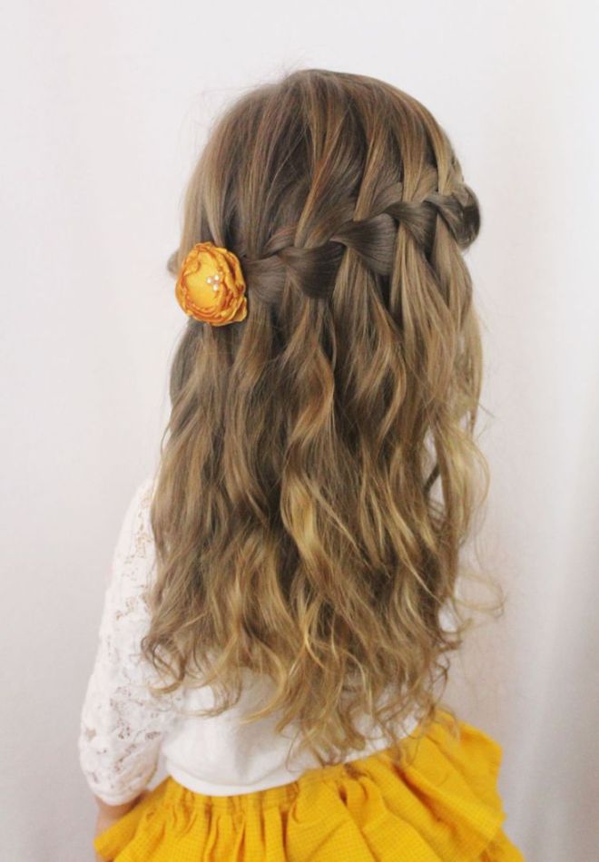 Детская прическа с цветами раз Детская прическа с цветами раз