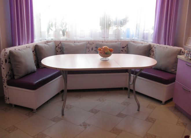 Эркерный угловой кухонный диван