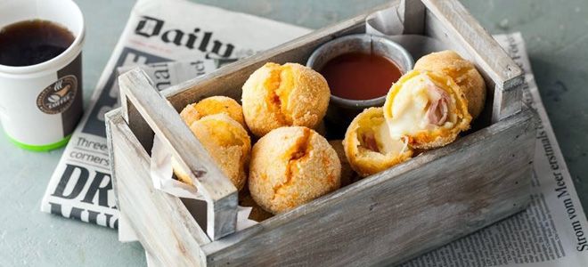 сыр камамбер с беконом во фритюре сыр камамбер с беконом во фритюре