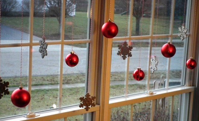 украшение окон шарами на Новый год украшение окон шарами на Новый год