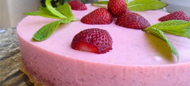 клубничный муссовый торт