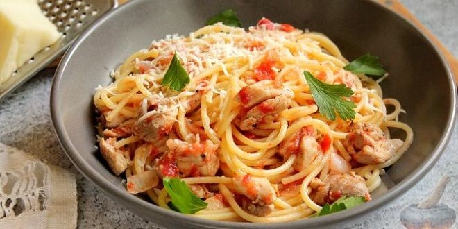 Паста с курицей в чесночно-томатном соусе