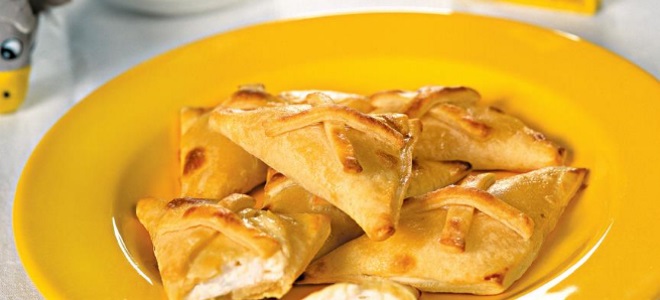 пирожки из слоеного теста в духовке