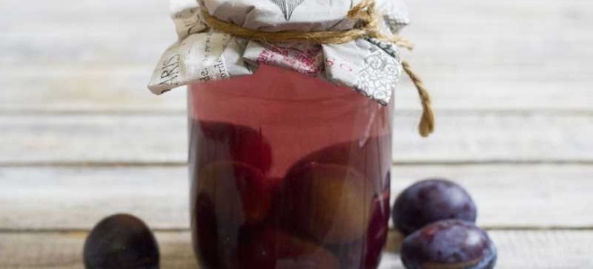 Сливовый компот на зиму с косточками - рецепт