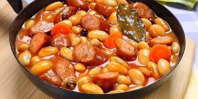 Сосиски, запеченные с овощами